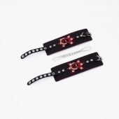 Черные кожаные наручники с красным декором и строчкой - Crazy Handmade - купить с доставкой в Магнитогорске