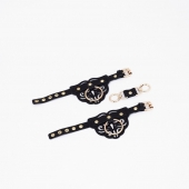 Черные кожаные наручники с клепками, кольцами и золотистой фурнитурой - Crazy Handmade - купить с доставкой в Магнитогорске