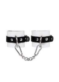 Бело-черные кожаные наручники с одним ремешком с люверсами - Pecado - купить с доставкой в Магнитогорске