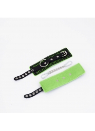 Черно-зеленые кожаные наручники с зеленой строчкой - Crazy Handmade - купить с доставкой в Магнитогорске